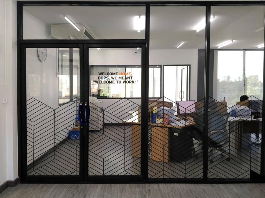 สติ๊กเกอร์ติดกระจก ทึบแสง กันแดด และโปร่งแสง พิมพ์คมชัด ช่วยลดแสงแดด เพิ่มความเป็นส่วนตัว เหมาะสำหรับอาคารและร้านค้า