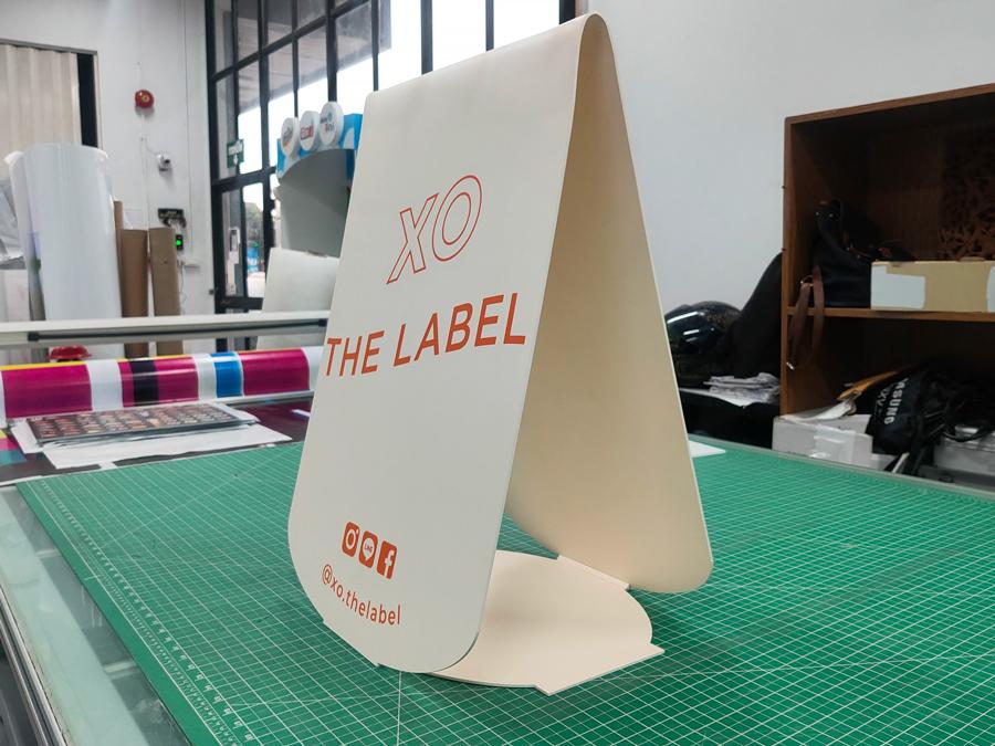 ป้ายตั้งคาเฟ่ และป้ายตั้งหน้าร้าน ดีไซน์สวยสะดุดตา พิมพ์คมชัด เหมาะสำหรับโปรโมชัน เมนู และดึงดูดลูกค้าหน้าร้าน