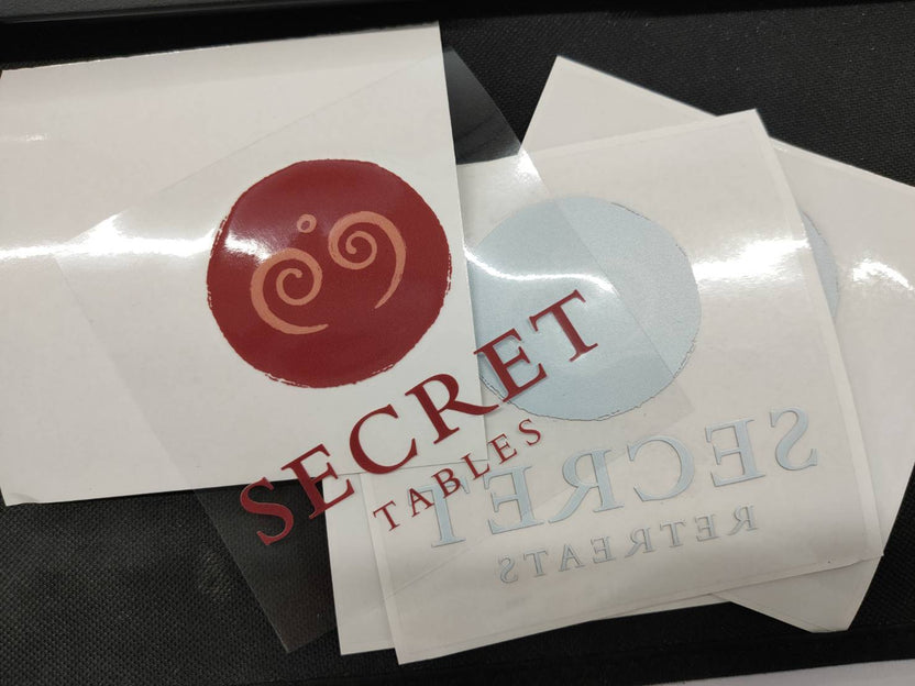 ฟิล์มสูญญากาศใส พิมพ์สีแดงด้านเดียวรองวขาว ติดรถ ป้ายสูญญากาศ ติดกระจกรถ ทางเข้าออก