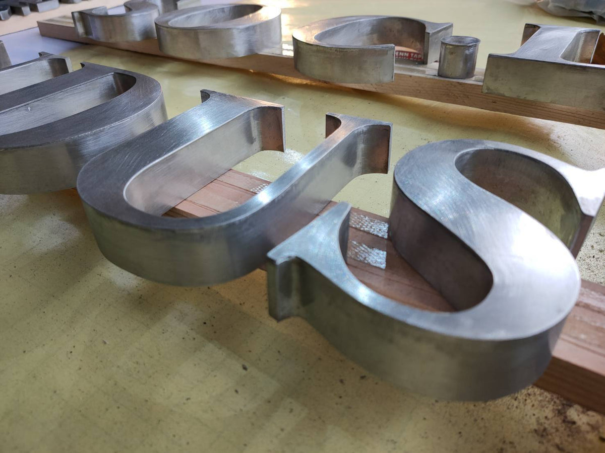 ป้ายตัวอักษรสแตนเลส Stainless Steel Letter Signage หรูหรา แข็งแรง ทนทาน เหมาะสำหรับป้ายบริษัท อาคาร และงานตกแต่ง