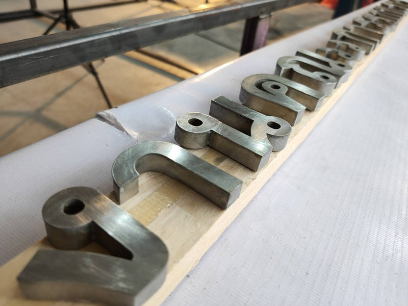 ป้ายตัวอักษรสแตนเลส Stainless Steel Letter Signage หรูหรา แข็งแรง ทนทาน เหมาะสำหรับป้ายบริษัท อาคาร และงานตกแต่ง