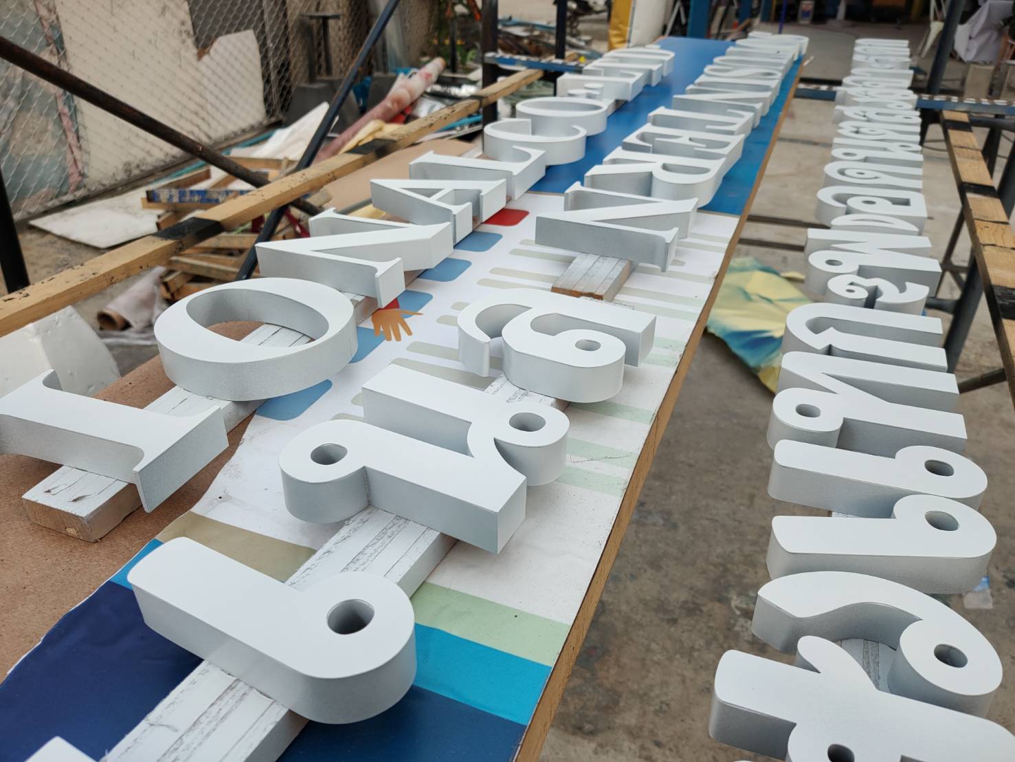 ป้ายตัวอักษรสแตนเลส Stainless Steel Letter Signage หรูหรา แข็งแรง ทนทาน เหมาะสำหรับป้ายบริษัท อาคาร และงานตกแต่ง