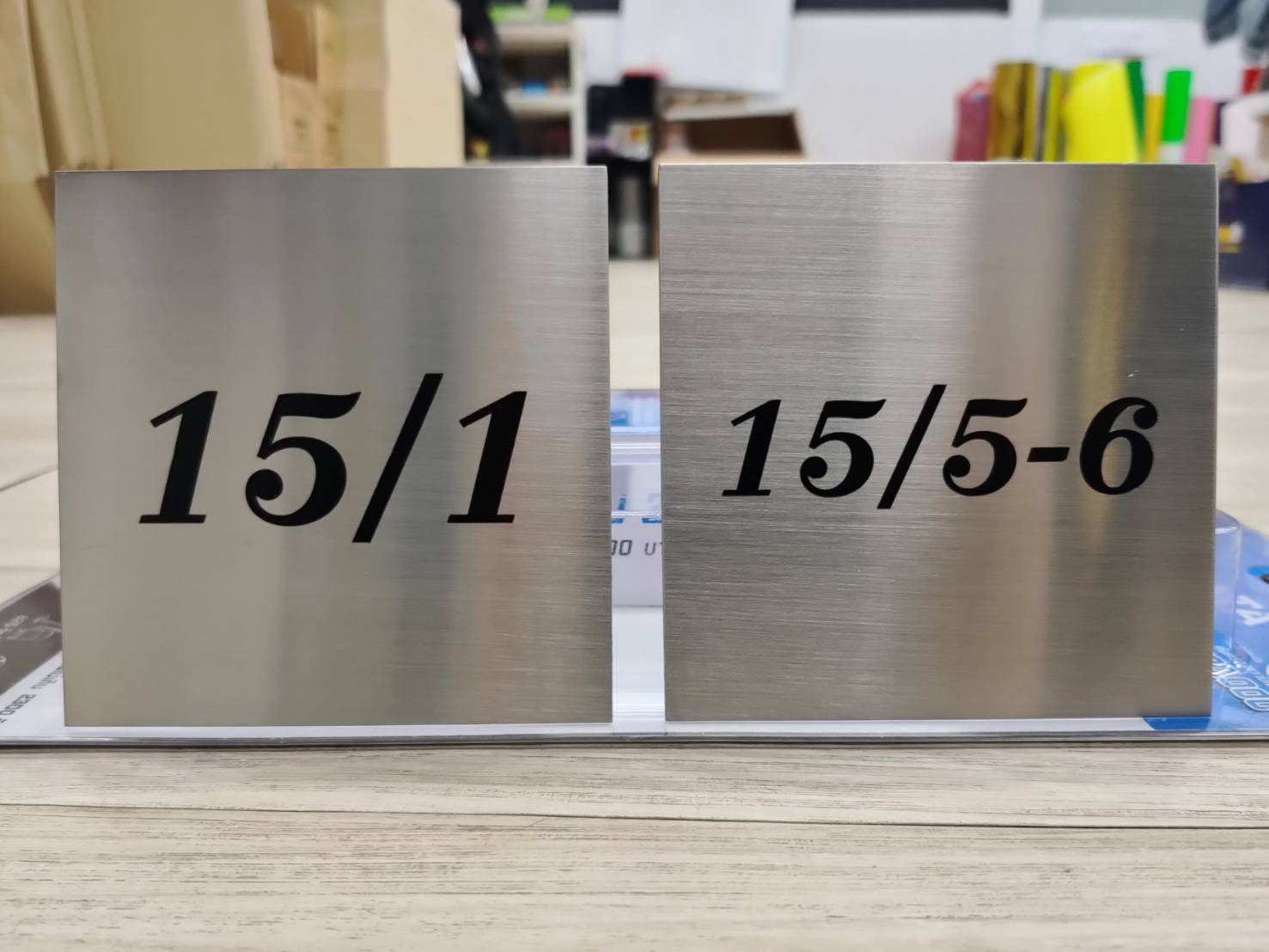 ป้ายหน้าห้อง ป้ายห้องประชุม และป้ายแผนก ดีไซน์เรียบหรู พิมพ์คมชัด เหมาะสำหรับอาคารสำนักงาน โรงเรียน และโรงพยาบาล