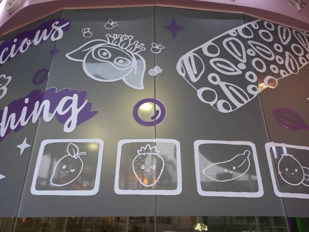 สติ๊กเกอร์ติดกระจก ทึบแสง กันแดด และโปร่งแสง พิมพ์คมชัด ช่วยลดแสงแดด เพิ่มความเป็นส่วนตัว เหมาะสำหรับอาคารและร้านค้า