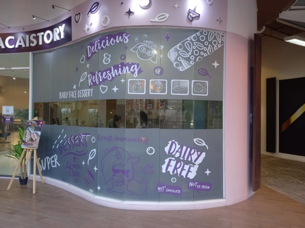 สติ๊กเกอร์ไดคัท และสติ๊กเกอร์ติดกระจกหน้าร้าน พิมพ์คมชัด สีสวยทนทาน เหมาะสำหรับงานตกแต่งร้านค้า โปรโมชัน และโฆษณา