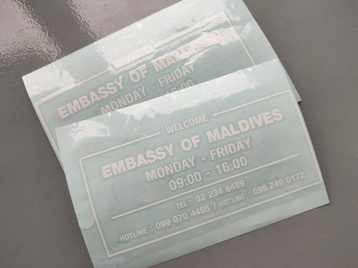 สติ๊กเกอร์ไดคัท และสติ๊กเกอร์ติดกระจกหน้าร้าน พิมพ์คมชัด สีสวยทนทาน เหมาะสำหรับงานตกแต่งร้านค้า โปรโมชัน และโฆษณา