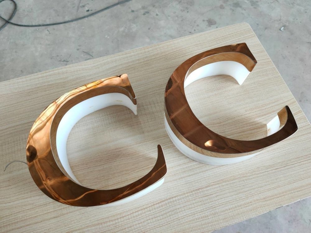 ป้ายไฟตัวอักษร ป้ายไฟสแตนเลส - Octopus Media Solutions