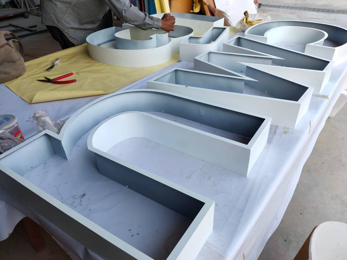 ป้ายอักษรโลหะ และป้ายโลโก้ ดีไซน์หรูหรา แข็งแรง ทนทาน เหมาะสำหรับป้ายบริษัท ร้านค้า และงานตกแต่งอาคาร