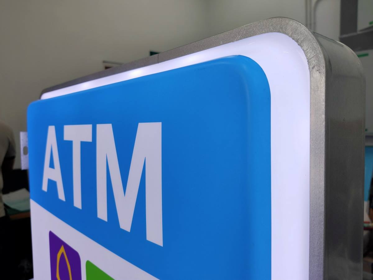 ป้ายกล่องไฟ ตู้ไฟ Light Box พิมพ์คมชัด สว่างเด่นชัดเจน เหมาะสำหรับป้ายโฆษณา หน้าร้าน และงานโปรโมชัน