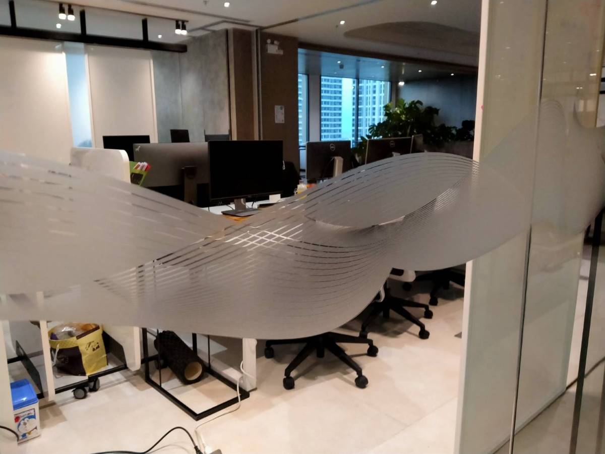 สติ๊กเกอร์ติดกระจก ทึบแสง กันแดด และโปร่งแสง พิมพ์คมชัด ช่วยลดแสงแดด เพิ่มความเป็นส่วนตัว เหมาะสำหรับอาคารและร้านค้า