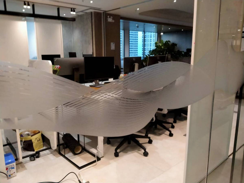 สติ๊กเกอร์ติดกระจก ทึบแสง กันแดด และโปร่งแสง พิมพ์คมชัด ช่วยลดแสงแดด เพิ่มความเป็นส่วนตัว เหมาะสำหรับอาคารและร้านค้า