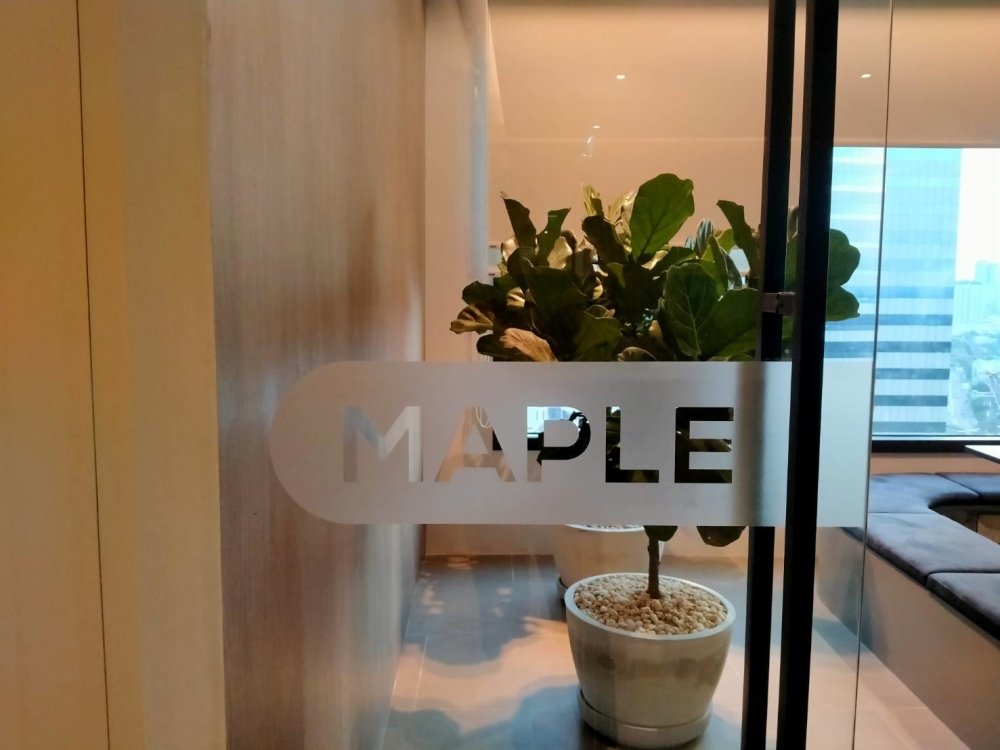 สติ๊กเกอร์ไดคัท และสติ๊กเกอร์ติดกระจกหน้าร้าน พิมพ์คมชัด สีสวยทนทาน เหมาะสำหรับงานตกแต่งร้านค้า โปรโมชัน และโฆษณา