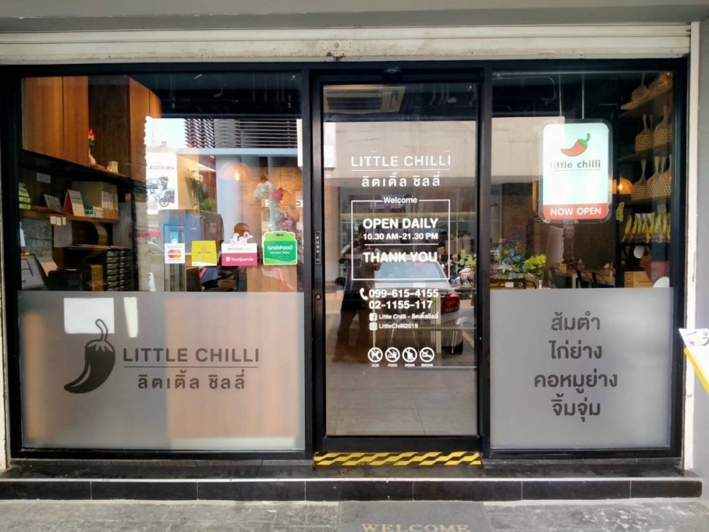 สติ๊กเกอร์ไดคัท และสติ๊กเกอร์ติดกระจกหน้าร้าน พิมพ์คมชัด สีสวยทนทาน เหมาะสำหรับงานตกแต่งร้านค้า โปรโมชัน และโฆษณา