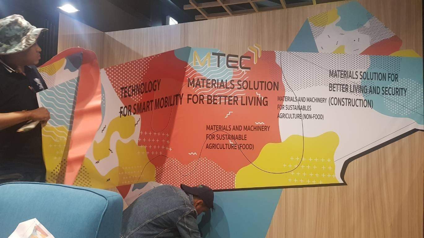 สติ๊กเกอร์ติดกระจก ทึบแสง กันแดด และโปร่งแสง พิมพ์คมชัด ช่วยลดแสงแดด เพิ่มความเป็นส่วนตัว เหมาะสำหรับอาคารและร้านค้า