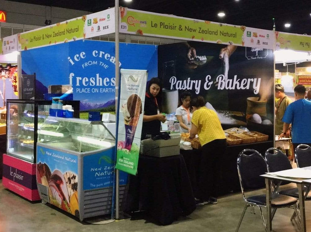 รับทำบูธแสดงสินค้า บูธออกงานอีเวนต์ และบูธ Expo ดีไซน์สวย พิมพ์คมชัด โครงสร้างแข็งแรง เหมาะสำหรับงานโปรโมชันและนิทรรศการ