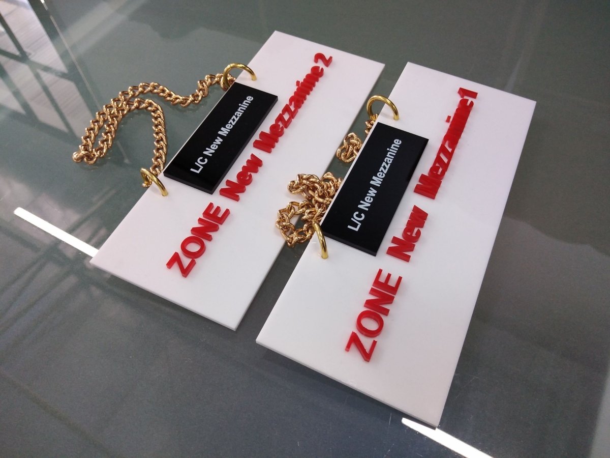 ป้ายแขวน ป้ายคล้องโซ่ และป้ายห้อย พิมพ์คมชัด แข็งแรง ใช้งานสะดวก เหมาะสำหรับป้ายร้านค้า ป้ายประชาสัมพันธ์ และงานอีเวนต์