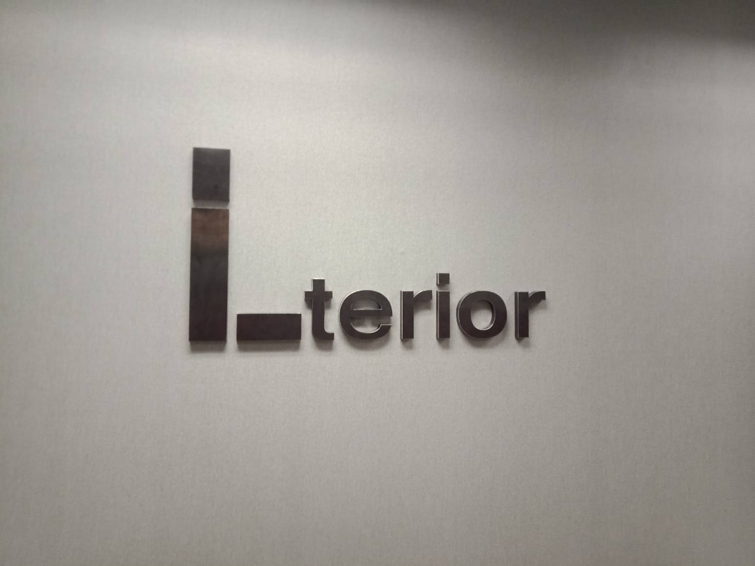 ป้ายตัวอักษรสแตนเลส Stainless Steel Letter Signage หรูหรา แข็งแรง ทนทาน เหมาะสำหรับป้ายบริษัท อาคาร และงานตกแต่ง