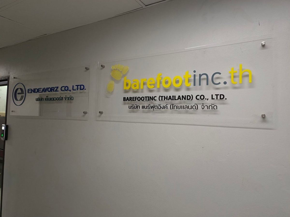 ป้ายอะคริลิคหมุดลอย Standoff ดีไซน์โมเดิร์น พิมพ์คมชัด เหมาะสำหรับป้ายบริษัทและสำนักงาน