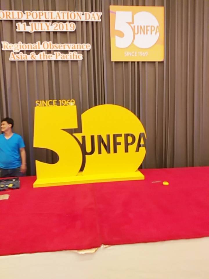 ป้ายพลาสวูด ตัวอักษร plastwood ไดคัท ทำสี ป้ายตกแต่งเวที ป้ายงานเลี้ยง พร็อพเวที prop ฉากเวที ป้ายตัวนูน พลาสวูดหนา 50 มิล