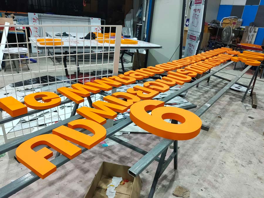 ป้ายอักษรโลหะ และป้ายโลโก้ ดีไซน์หรูหรา แข็งแรง ทนทาน เหมาะสำหรับป้ายบริษัท ร้านค้า และงานตกแต่งอาคาร