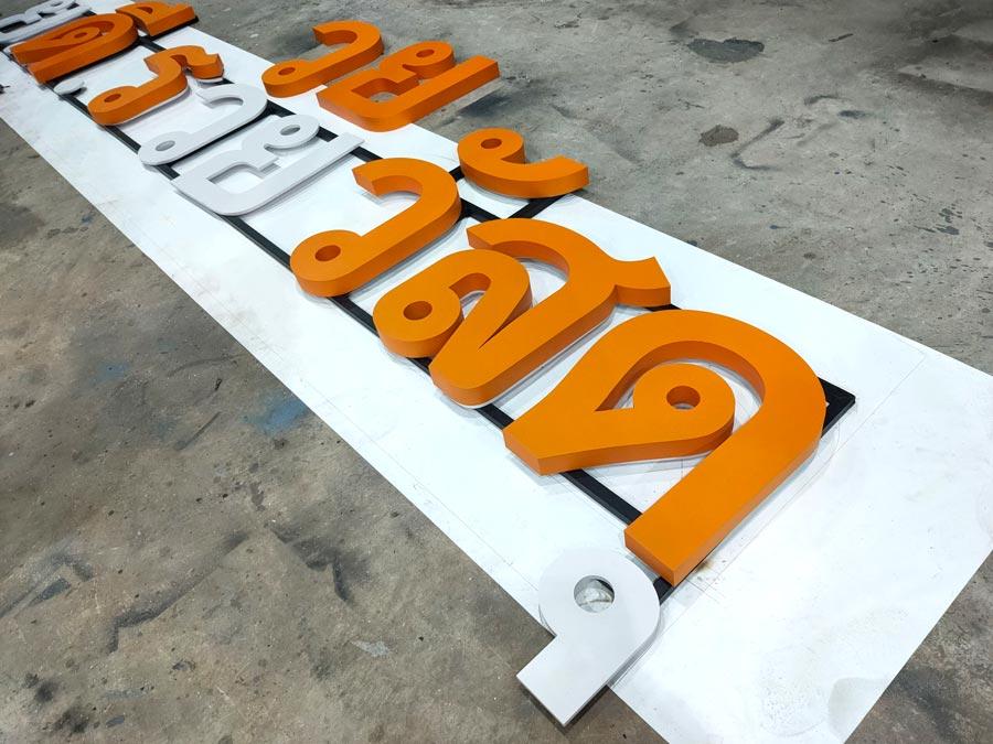 ป้ายอักษรโลหะ และป้ายโลโก้ ดีไซน์หรูหรา แข็งแรง ทนทาน เหมาะสำหรับป้ายบริษัท ร้านค้า และงานตกแต่งอาคาร