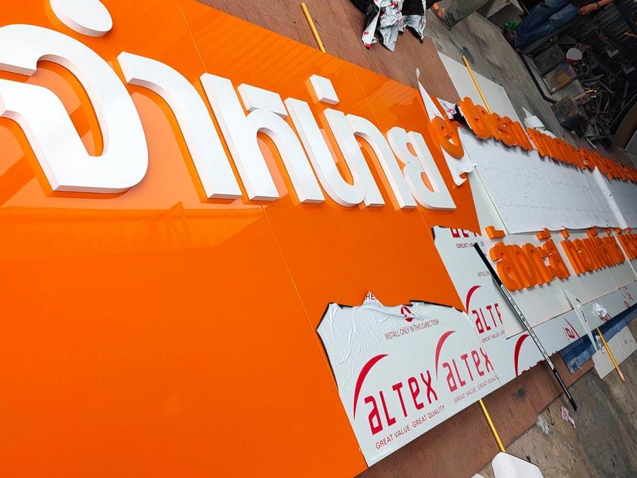 ป้ายอักษรโลหะ และป้ายโลโก้ ดีไซน์หรูหรา แข็งแรง ทนทาน เหมาะสำหรับป้ายบริษัท ร้านค้า และงานตกแต่งอาคาร