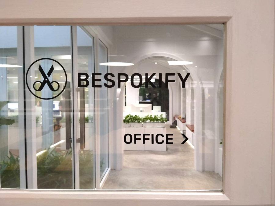 สติ๊กเกอร์ติดกระจก ทึบแสง กันแดด และโปร่งแสง พิมพ์คมชัด ช่วยลดแสงแดด เพิ่มความเป็นส่วนตัว เหมาะสำหรับอาคารและร้านค้า