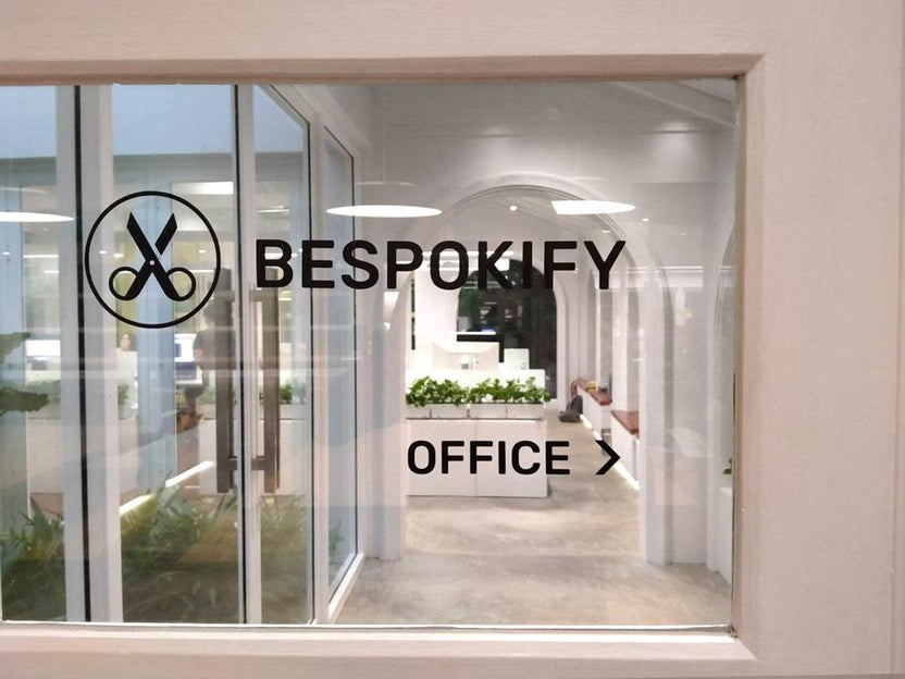 สติ๊กเกอร์ติดกระจก ทึบแสง กันแดด และโปร่งแสง พิมพ์คมชัด ช่วยลดแสงแดด เพิ่มความเป็นส่วนตัว เหมาะสำหรับอาคารและร้านค้า