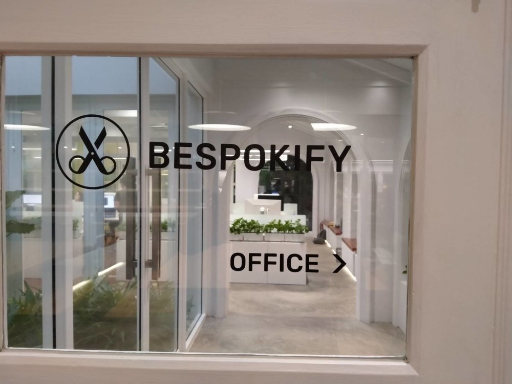 สติ๊กเกอร์ไดคัท และสติ๊กเกอร์ติดกระจกหน้าร้าน พิมพ์คมชัด สีสวยทนทาน เหมาะสำหรับงานตกแต่งร้านค้า โปรโมชัน และโฆษณา