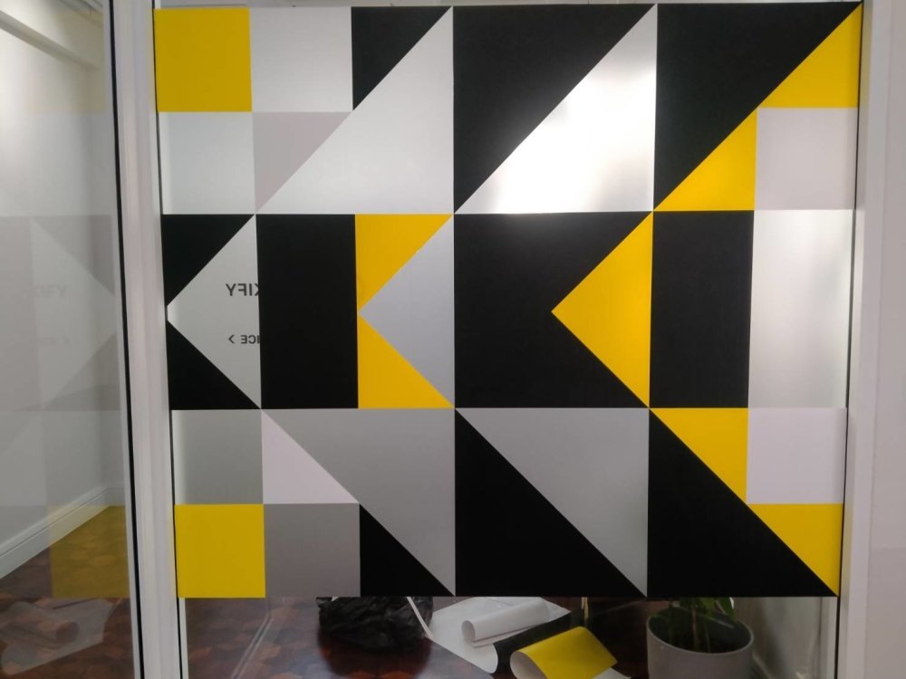 สติ๊กเกอร์ไดคัท และสติ๊กเกอร์ติดกระจกหน้าร้าน พิมพ์คมชัด สีสวยทนทาน เหมาะสำหรับงานตกแต่งร้านค้า โปรโมชัน และโฆษณา