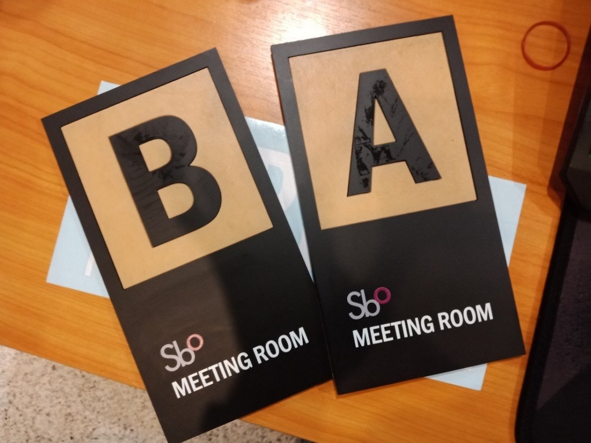 ป้ายหน้าห้อง ป้ายห้องประชุม และป้ายแผนก ดีไซน์เรียบหรู พิมพ์คมชัด เหมาะสำหรับอาคารสำนักงาน โรงเรียน และโรงพยาบาล