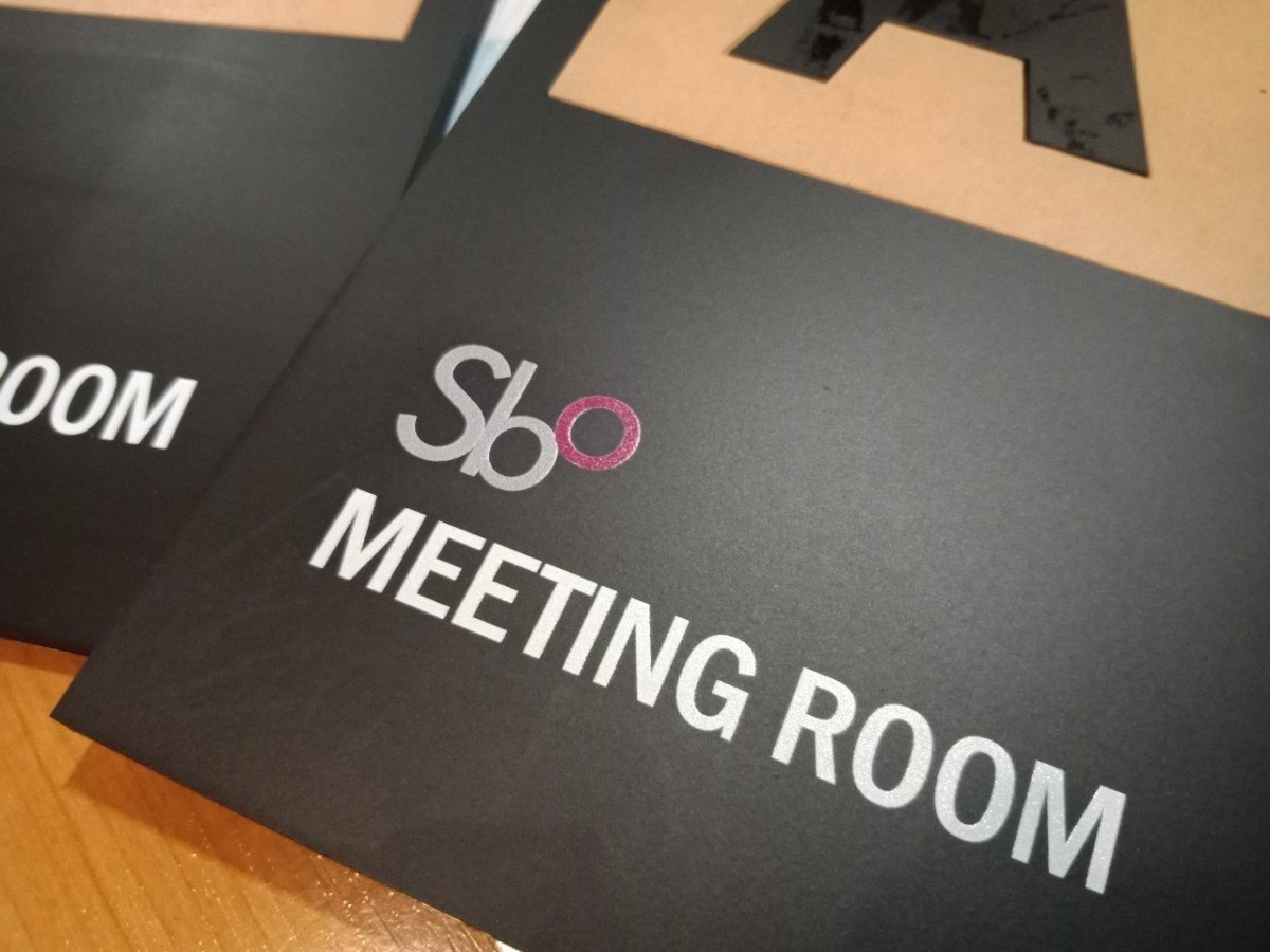 ป้ายหน้าห้อง ป้ายห้องประชุม และป้ายแผนก ดีไซน์เรียบหรู พิมพ์คมชัด เหมาะสำหรับอาคารสำนักงาน โรงเรียน และโรงพยาบาล