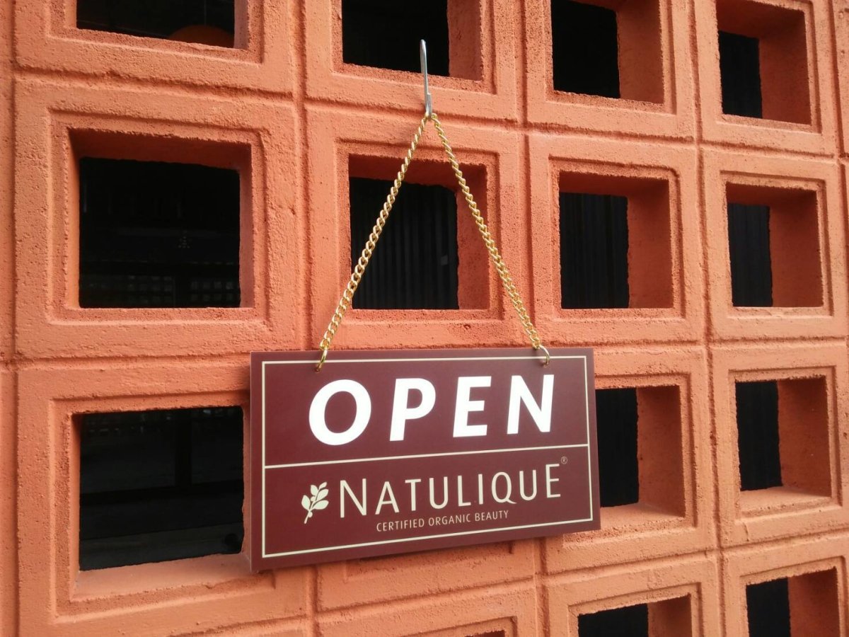 ป้ายแขวน ป้ายคล้องโซ่ และป้ายห้อย พิมพ์คมชัด แข็งแรง ใช้งานสะดวก เหมาะสำหรับป้ายร้านค้า ป้ายประชาสัมพันธ์ และงานอีเวนต์