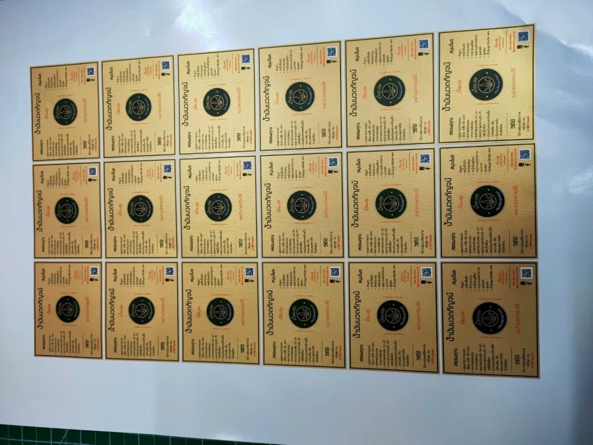 สติ๊กเกอร์ฉลากสินค้า สีทอง สีเงิน พิมพ์หรูหรา เพิ่มมูลค่าแบรนด์ เหมาะสำหรับบรรจุภัณฑ์ สินค้าพรีเมียม และงานโปรโมชัน