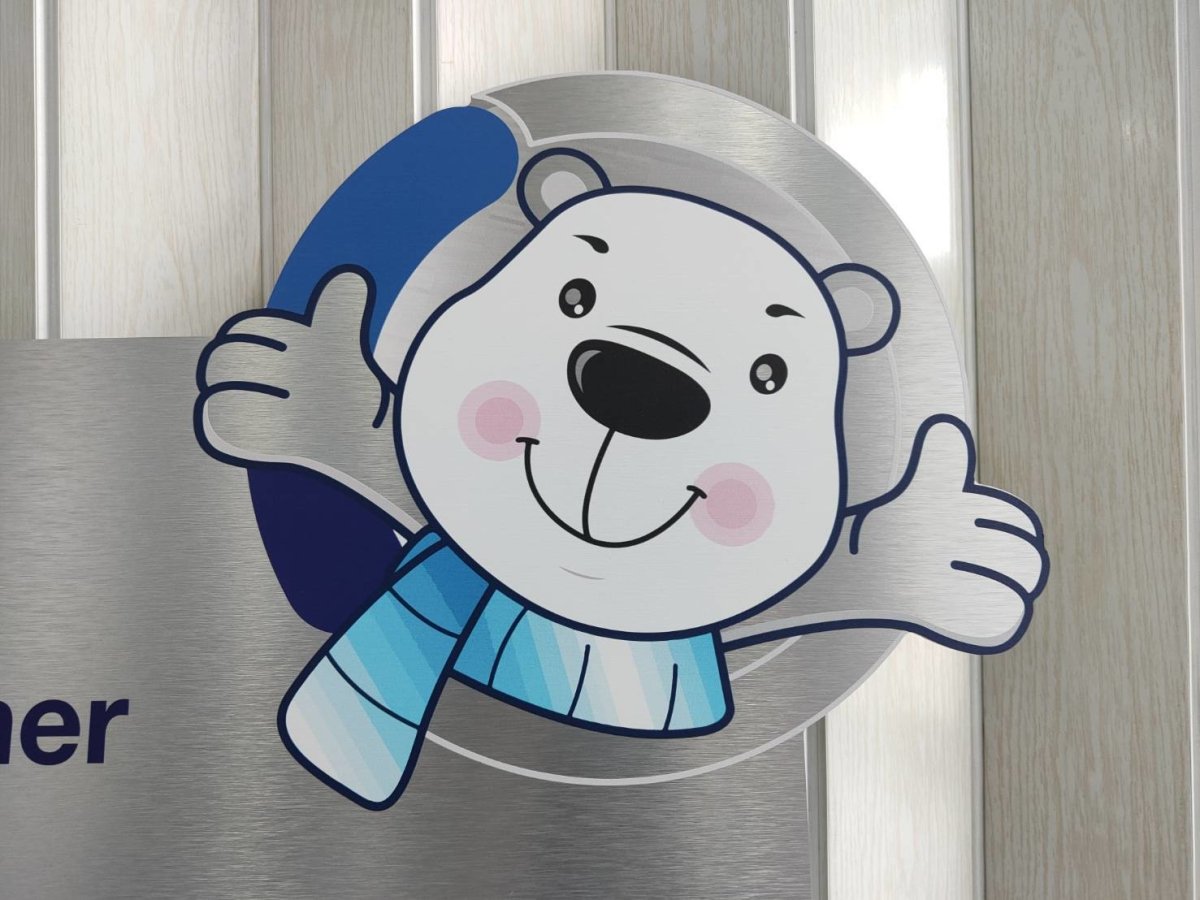 ป้ายคอมโพสิต พิมพ์สกรีนยูวี UV Inkjet พิมพ์คมชัด สีสด ทนทาน เหมาะสำหรับป้ายบริษัท อาคาร โครงการ และงานโฆษณากลางแจ้ง