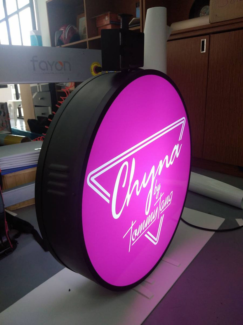 ป้ายกล่องไฟ ตู้ไฟ Light Box พิมพ์คมชัด สว่างเด่นชัดเจน เหมาะสำหรับป้ายโฆษณา หน้าร้าน และงานโปรโมชัน