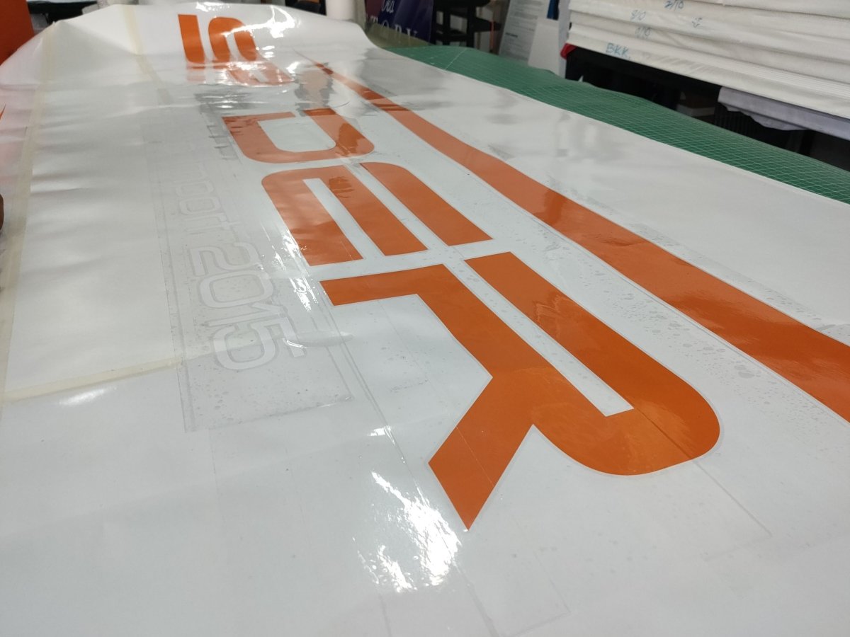 แบบสติ๊กเกอร์ไดคัทสะท้อนแสง  พร้อมไดคัท  ไดคัทโฆษณา