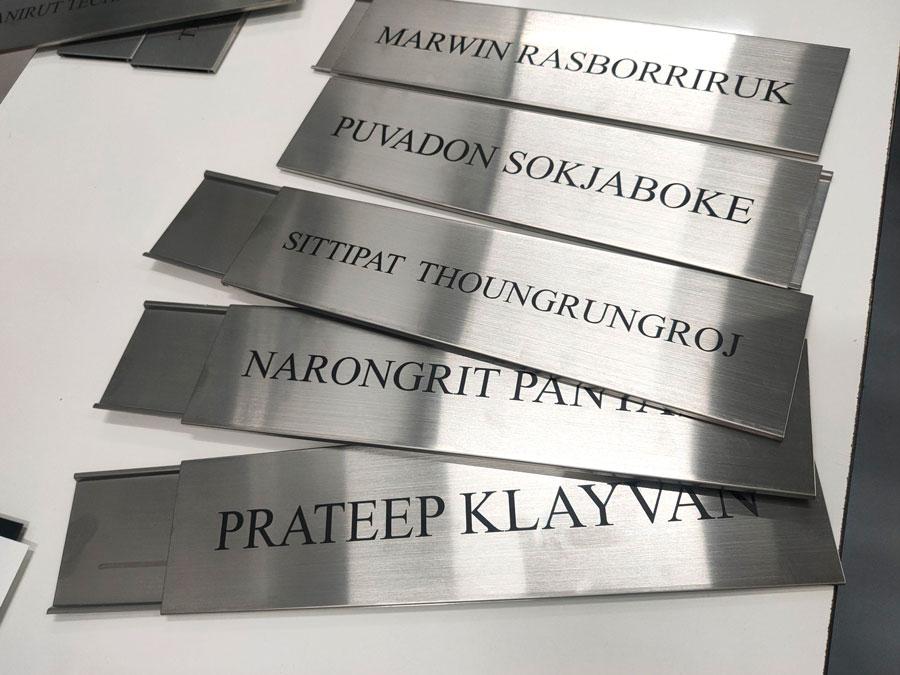 ป้ายสอด รางสอดป้ายหน้าห้อง และป้ายบอกชั้น ดีไซน์เรียบหรู ใช้งานสะดวก เหมาะสำหรับอาคารสำนักงาน โรงเรียน และโรงพยาบาล