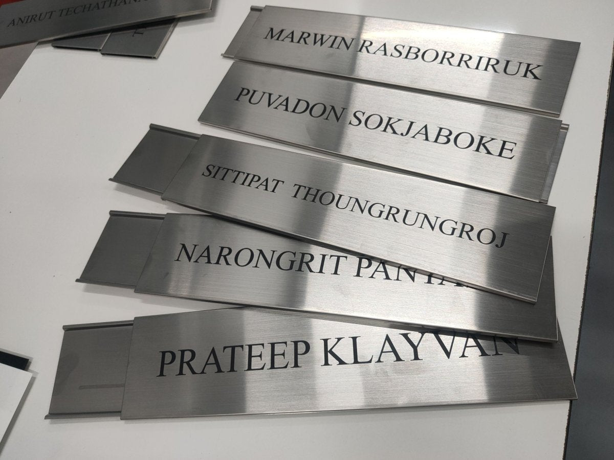 ป้ายหน้าห้อง ป้ายห้องประชุม และป้ายแผนก ดีไซน์เรียบหรู พิมพ์คมชัด เหมาะสำหรับอาคารสำนักงาน โรงเรียน และโรงพยาบาล