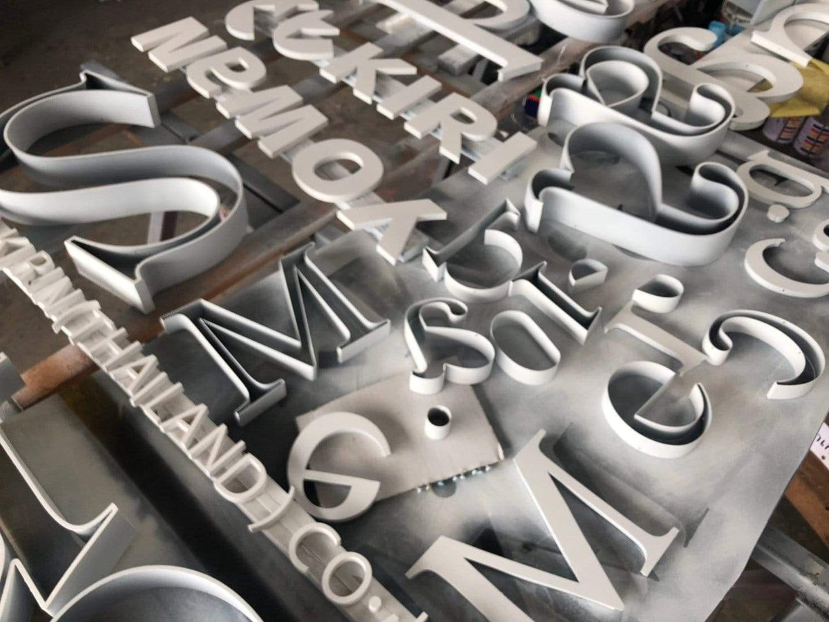 ป้ายอักษรโลหะ และป้ายโลโก้ ดีไซน์หรูหรา แข็งแรง ทนทาน เหมาะสำหรับป้ายบริษัท ร้านค้า และงานตกแต่งอาคาร