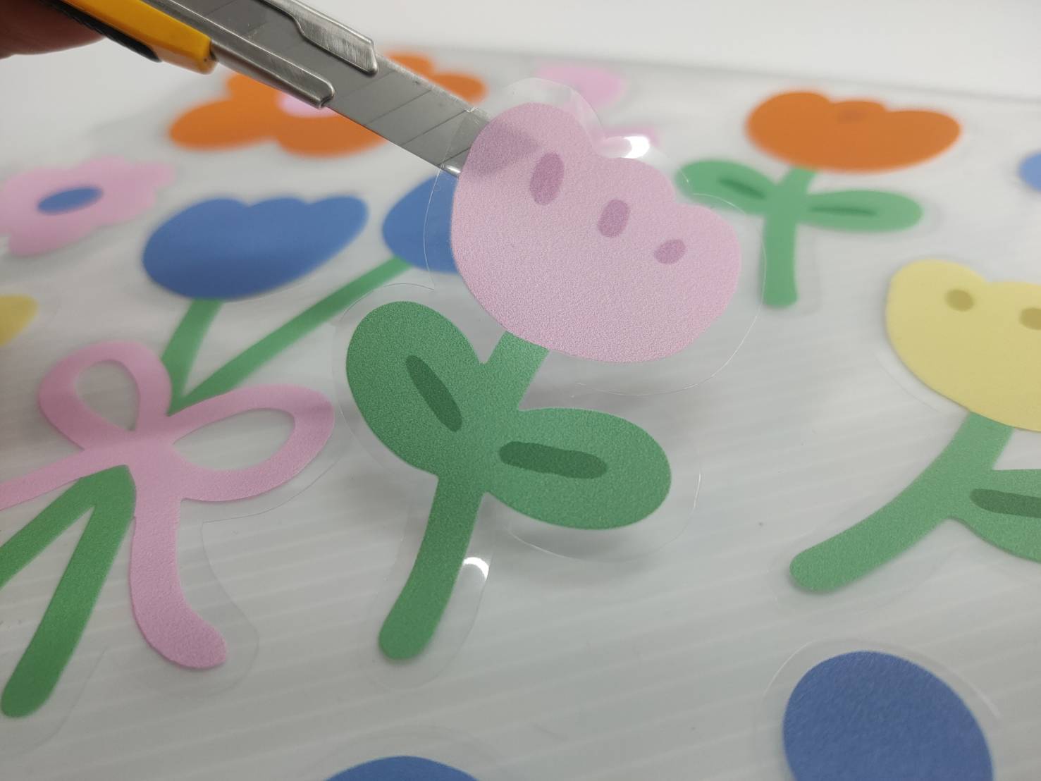 พิมพ์สกรีนยูวี รับสกรีนโลโก้ Print UV Inkjet งานพิมพ์คมชัด ทนทาน เหมาะสำหรับวัสดุหลากหลาย เช่น ไม้ โลหะ และอะคริลิค