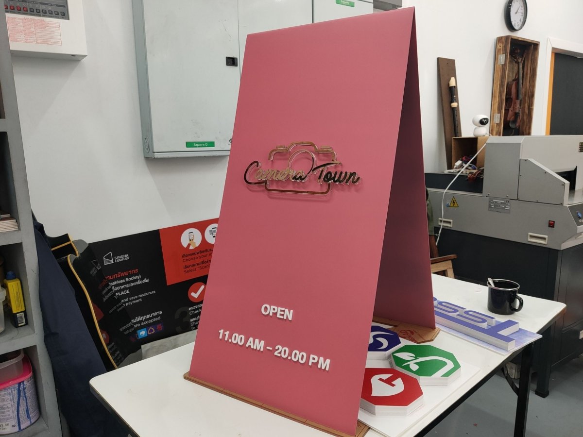 ป้ายตั้งคาเฟ่ และป้ายตั้งหน้าร้าน ดีไซน์สวยสะดุดตา พิมพ์คมชัด เหมาะสำหรับโปรโมชัน เมนู และดึงดูดลูกค้าหน้าร้าน