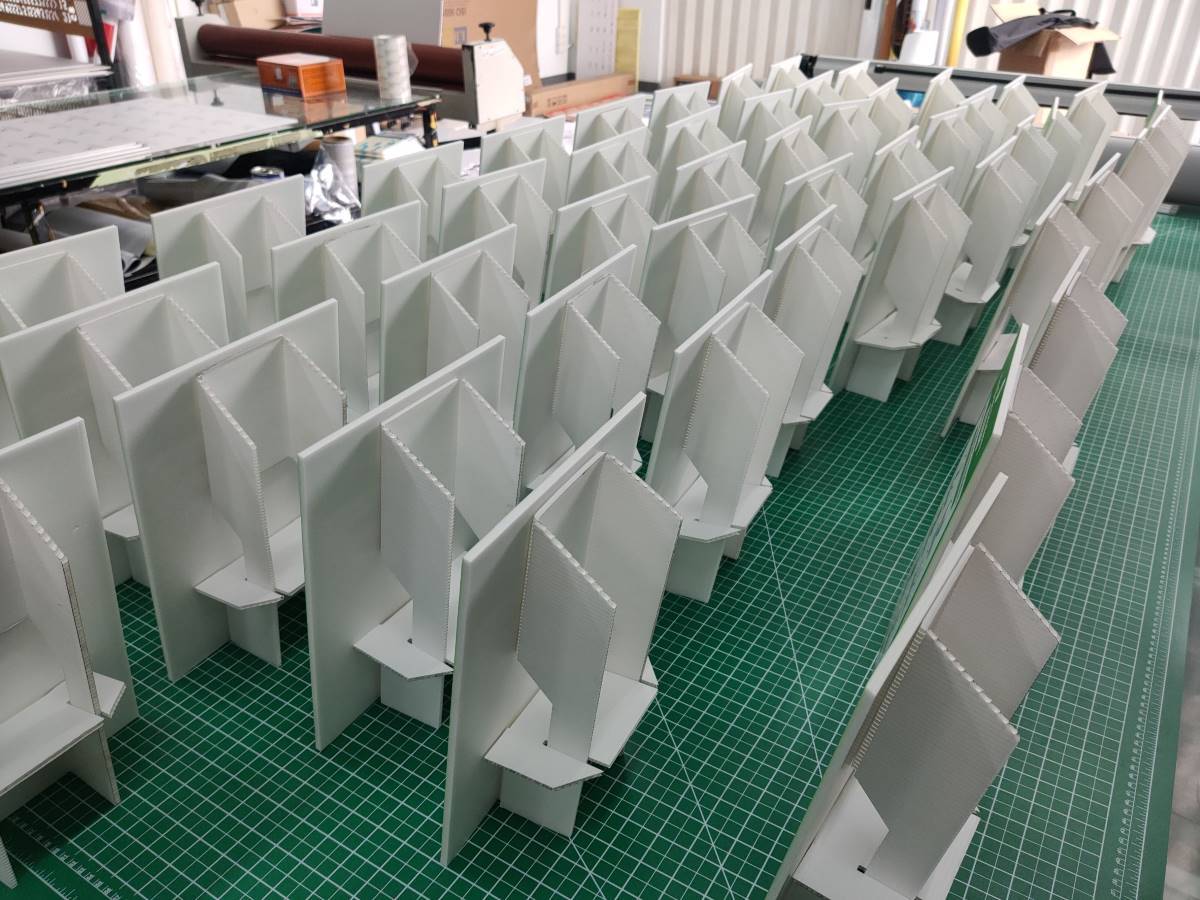 เต้นท์การ์ด สแตนดี้ตั้งโต๊ะ ป้ายตั้งฟิวเจอร์บอร์ด และป้ายสามเหลี่ยมตั้งโต๊ะ พิมพ์คมชัด เหมาะสำหรับเมนู โปรโมชั่น และป้ายโฆษณา