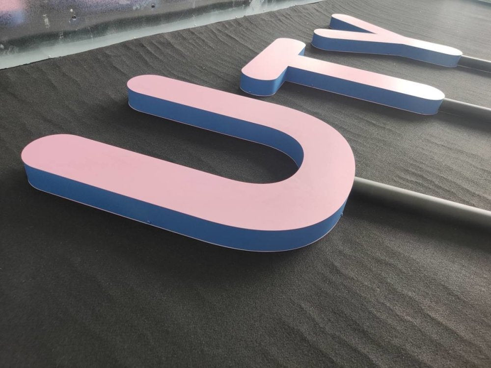 ป้ายอักษรโลหะ และป้ายโลโก้ ดีไซน์หรูหรา แข็งแรง ทนทาน เหมาะสำหรับป้ายบริษัท ร้านค้า และงานตกแต่งอาคาร