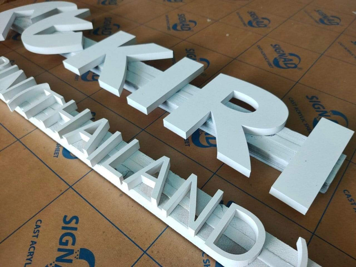 รับฉลุไดคัทตัวอักษรป้ายพลาสวูด ป้ายตัวนูน พลาสวูดสีขาว ก่อนทำสี