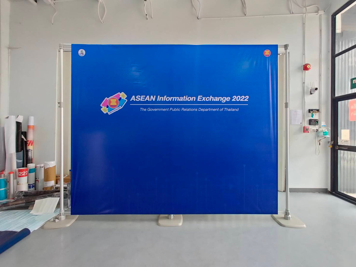 แบคดรอปไวนิล Vinyl Backdrop พิมพ์คมชัด สีสด ทนแดดฝน เหมาะสำหรับงานอีเวนต์ งานถ่ายภาพ และงานโปรโมชันต่าง ๆ