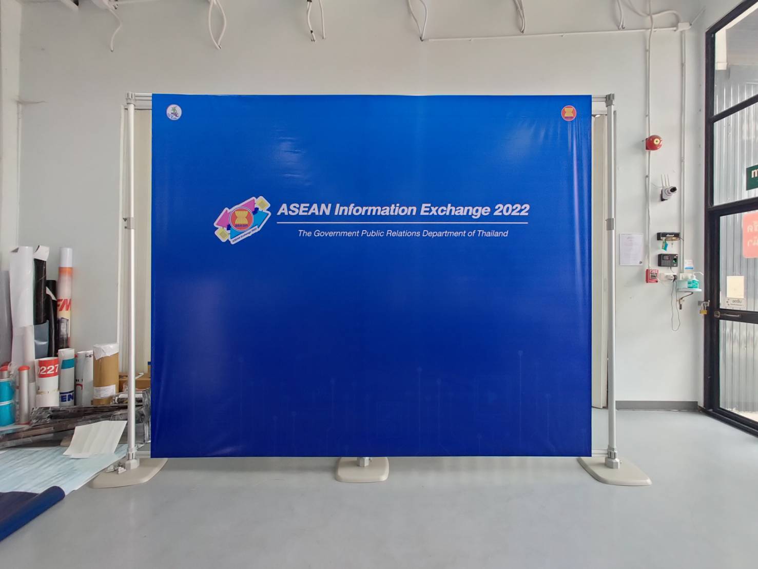 แบคดรอปไวนิล Vinyl Backdrop พิมพ์คมชัด สีสด ทนแดดฝน เหมาะสำหรับงานอีเวนต์ งานถ่ายภาพ และงานโปรโมชันต่าง ๆ