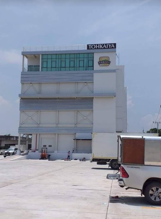 รับติดสติ๊กเกอร์อาคารสูง และป้ายติดตึก งานพิมพ์คมชัด ทีมช่างมืออาชีพ เหมาะสำหรับโฆษณา โปรโมชัน และสร้างภาพลักษณ์องค์กร