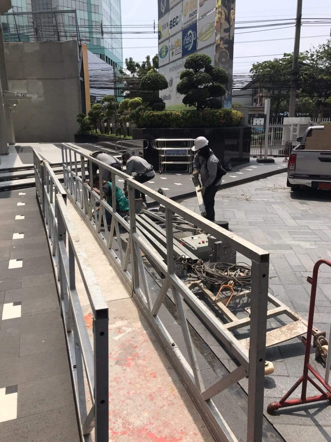 รับติดสติ๊กเกอร์อาคารสูง และป้ายติดตึก งานพิมพ์คมชัด ทีมช่างมืออาชีพ เหมาะสำหรับโฆษณา โปรโมชัน และสร้างภาพลักษณ์องค์กร