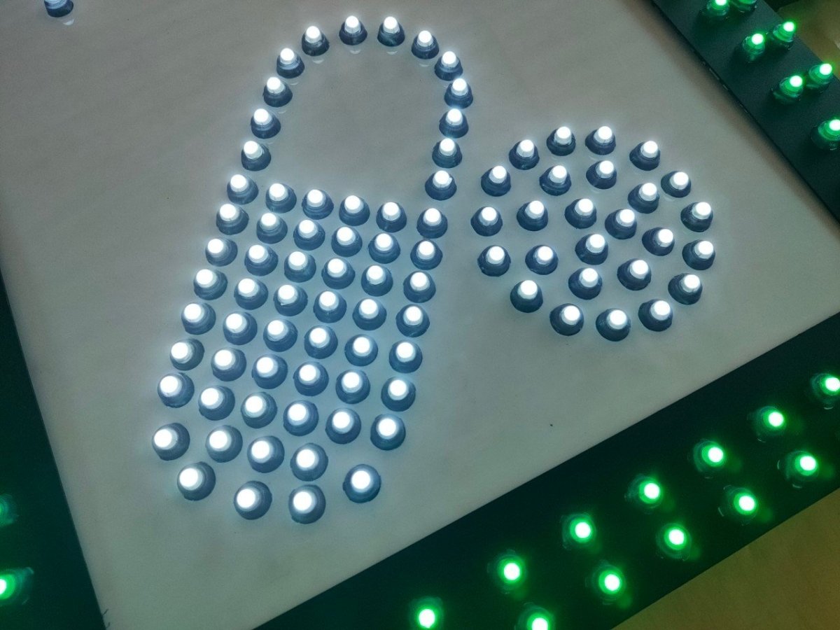 ป้ายไฟ LED ป้ายไฟวิ่ง Kiosk Display - Octopus Media Solutions